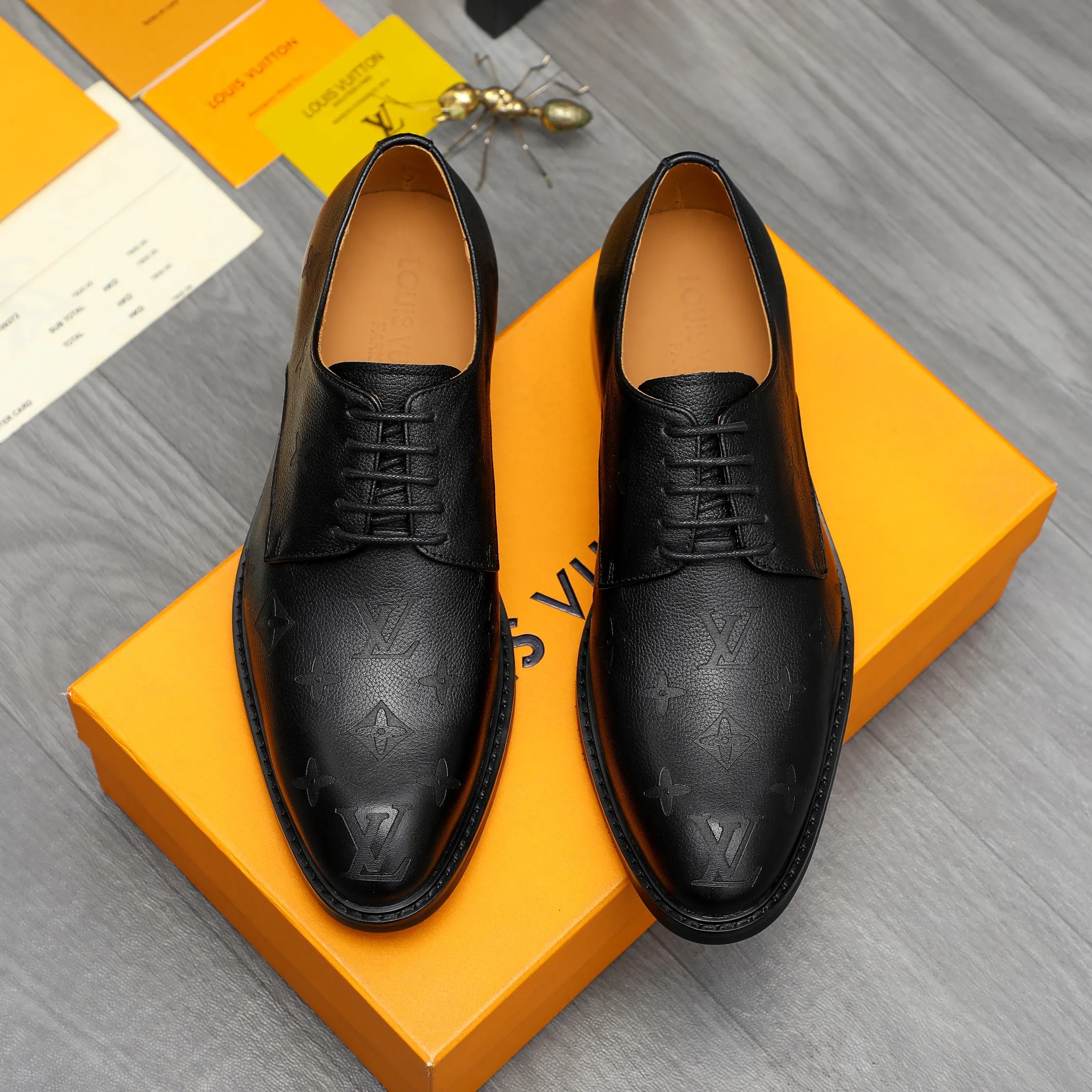 Men's shoes 💰p460 Product trademark: LV (Louis Vuitton) business lace-up formal leather shoes Regular size: 39-44 (38.45 custom-made, non-refundable) Product materials: Selected high-quality pebbled cowhide embossed upper, cowhide lining, original rubber outsole